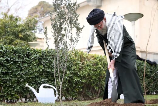 حضور در انتخابات، جهاد ملت ایران بود/ کاشت درخت یک سرمایه‌گذاری باصرفه و پرسود برای کشور