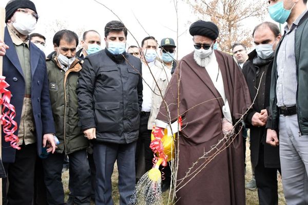 غرس چند اصله نهال در مجموعه تفرجگاهی عون‌بن‌علی تبریز