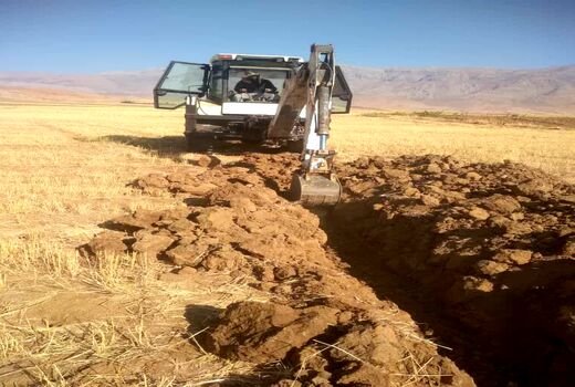 آغاز اجرای طرح ۵/۳  هکتاری شبکه آبیاری بارانی در دیناران شهرستان اردل