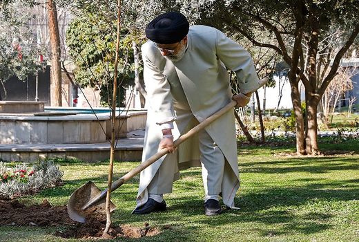 بسیاری از اراضی ملی را به بیت‌المال برگرداندیم