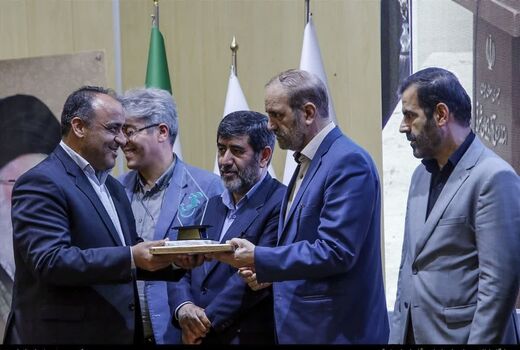 دریافت لوح زرین جشنواره روابط عمومی‌های برتر آذربایجان شرقی