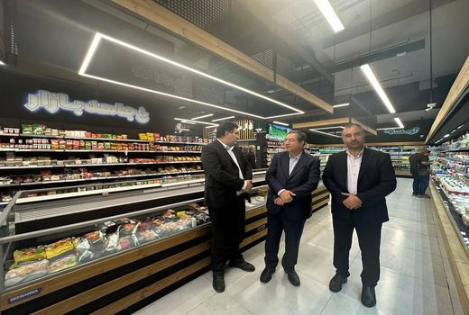 بازدید استاندار آذربایجان‌غربی از فروشگاه عرضه مستقیم محصولات کشاورزی جاهد بازار تهران