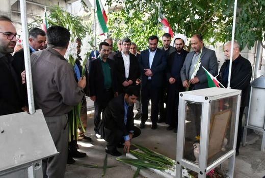 غبارروبی مزار شهدای سنگرسازان بی سنگر به مناسبت هفته جهاد کشاورزی