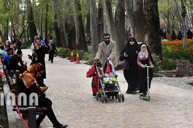 گردشگران در باغ گل ایرانی