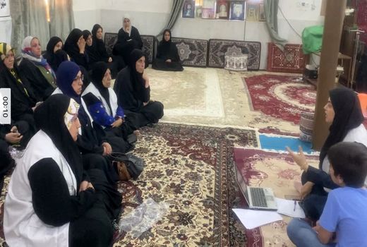 آشنایی زنان روستایی با پرورش مرغ بومی در آبادان