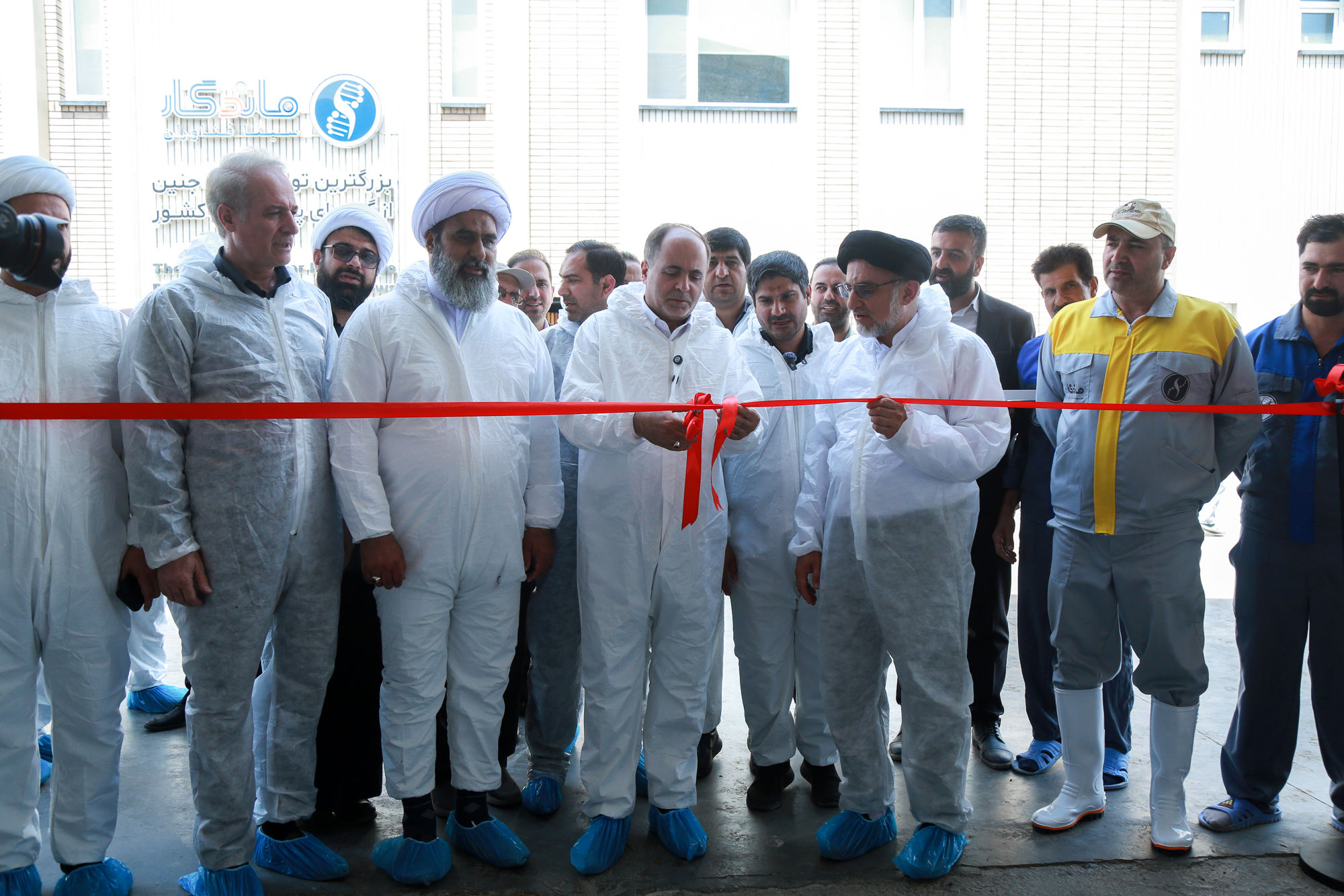  بازدید وزیر جهاد کشاورزی از نخستین مرکز تخصصی تولید و انتقال جنین از گاوهای نژاد ممتاز کشور 