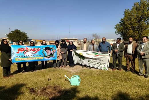 کاشت 45 نهال به مناسبت چهل و پنجمین سالگرد پیروزی انقلاب در خرمشهر