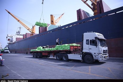 تخلیه سومین کشتی تجاری بزرگ برنج هندی در بندر بوشهر