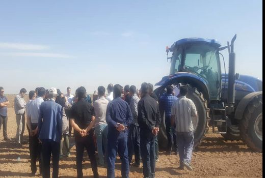 کشاورزان پیشرو بوئین زهرا با دستگاه ردیفکار جدید آشنا شدند