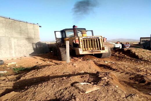 قلع و قمع ساخت‌وسازهای غیرمجاز در اراضی کشاورزی تاکستان با دستور قضایی