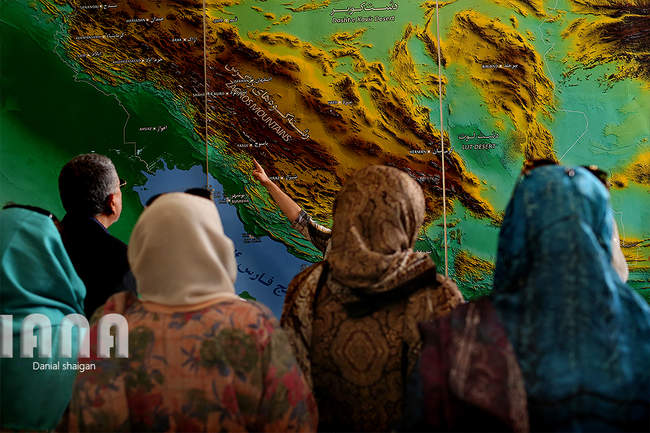 گردشگران در موزه ایران باستان و موزه مقدم