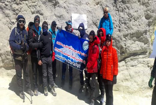 کوهنوردان وزارت جهاد کشاورزی بر فراز قله ۵۶۷۱ متری دماوند