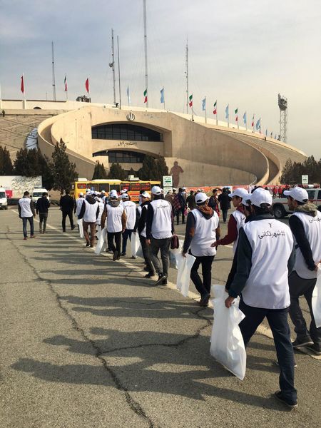 کمپین شهرتکانی از ورزشگاه آزادی راه افتاد(عکس + فیلم)