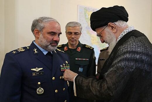 فرمانده کل قوا «نشان نصر» را به امیر شاه صفی اعطا کردند