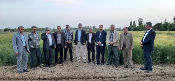 بازدید رئیس سازمان جهاد کشاورزی آذربایجان غربی از یک مرکز تحقیقاتی