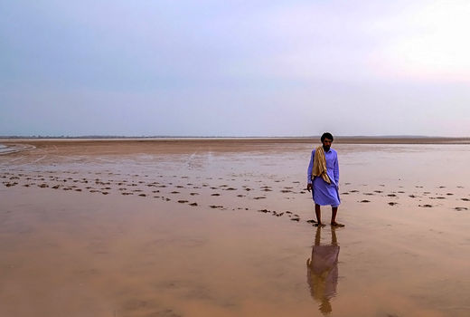 جازموریان، گرفتار در ۲۴ سد و بند