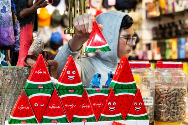 یلدا آرام می‌آید؛ با چند دانه انار و بوی خشکبار