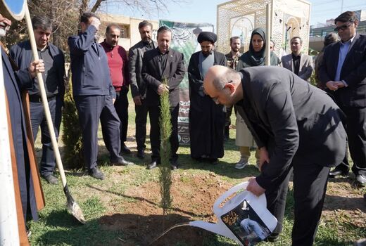 به مناسبت گرامیداشت ۱۵ اسفندماه، روز درختکاری مراسم کاشت نهال با حضور استاندار  قزوین برگزار شد