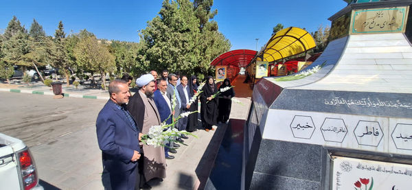 آیین غبارروبی و عطرافشانی گلزار شهدای سنگرسازان بی‌سنگر در ارومیه برگزار شد
