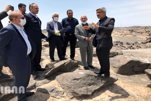 بازدید ظهر امروز آقای دکتر خاوازی وزیر جهاد کشاورزی وهمراهان از نیزار های دریاچه هامون  و کوه خواجه در شهرستان هامون استان سیستان و بلوچستان