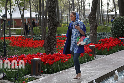 گردشگران نوروزی در باغ گل ایرانی