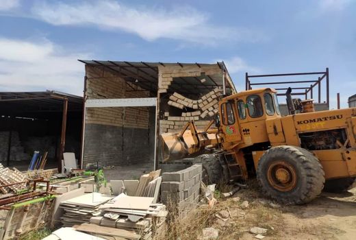 قلع و قمع ۸ بنای غیر مجاز در اراضی کشاورزی شهرستان بوئین زهرا