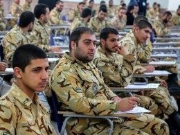 سربازان آموزش کشاورزی می‌بینند