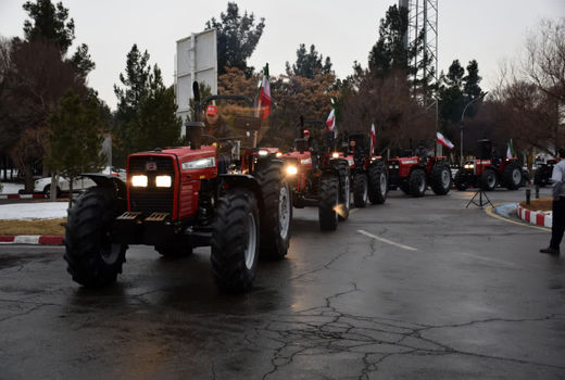 رژه تراکتورهای ساخت داخل همزمان با ۱۲ بهمن در تبریز