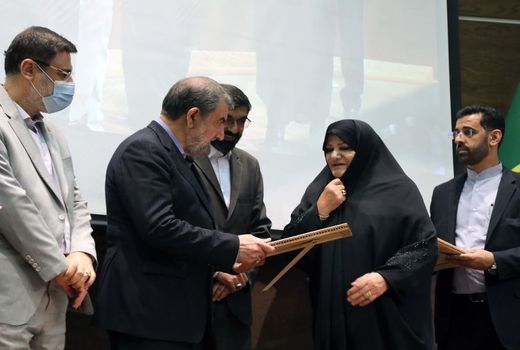 رونمایی از تمبر یادبود جهادگر شهید حاج حسین همتی و تجلیل از همسر و خانواده شهید