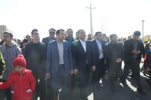 حضور وزیر جهاد کشاورزی در راهپیمایی ۱۳ آبان