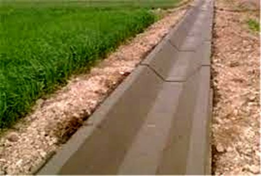 جلوگیری از هدررفت آب با لایروبی کانال های آبیاری در حمیدیه