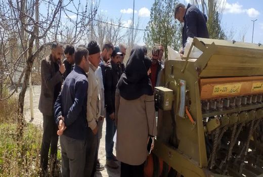 برگزاری کارگاه آموزشی تنظیم دستگاه عمیق‌کار برای کشت گلرنگ در بستان‌آباد
