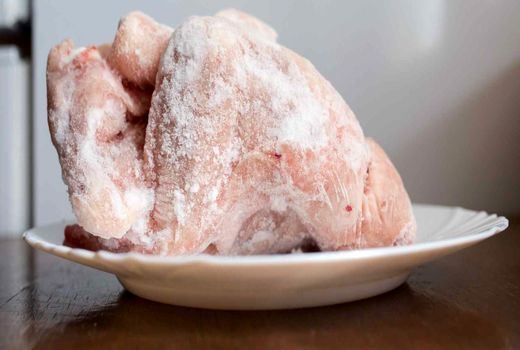 توزیع 13 هزار کیلوگرم مرغ منجمد در مرودشت