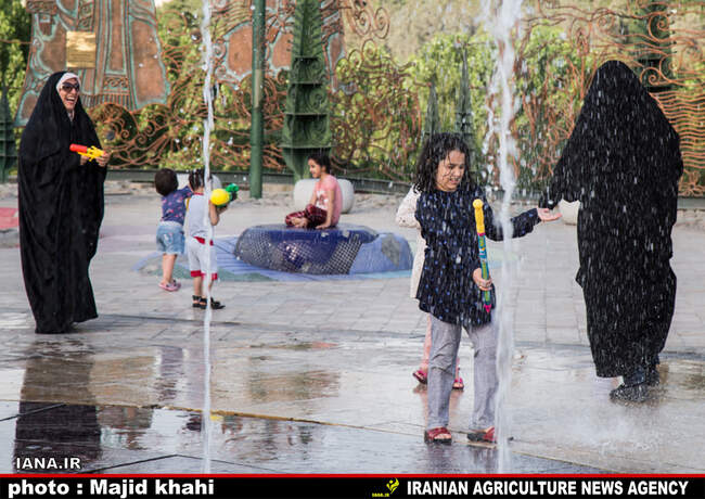 آب بازی در تابستان
