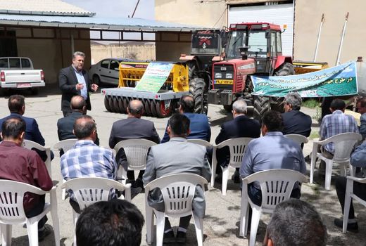 دو دستگاه کارنده کشت دیم به کشاورزان آوج تحویل شد