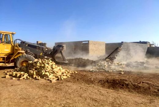 تخریب 31 بنای غیرمجاز در اراضی کشاورزی شهرستان بوئین زهرا