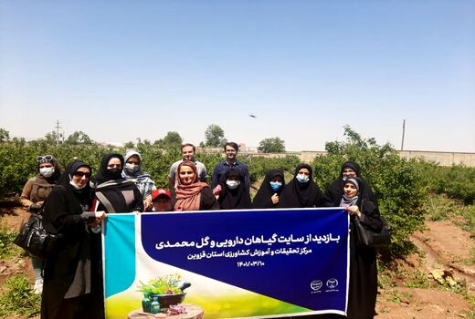 بازدید زنان روستایی و تسهیلگران شهرستان البرز از سایت گل محمدی مرکز تحقیقات  و آموزش کشاورزی استان قزوین