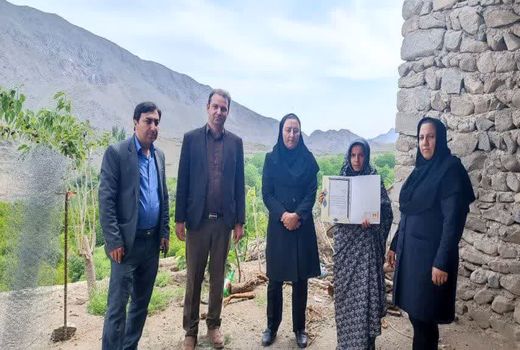 انتخاب جوان نمونه و فعال در عرصه پرورش کرم ابریشم در جلفا