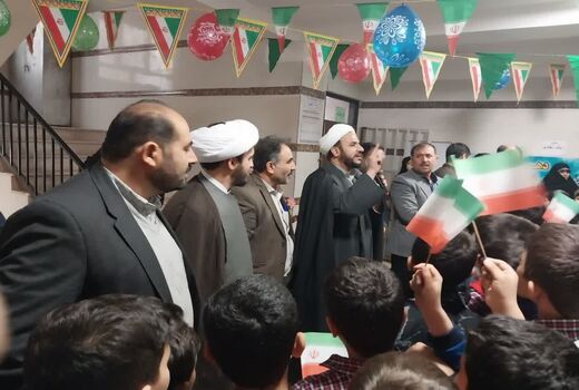 نواختن زنگ انقلاب در مدرسه روستایی در شهر قزوین 