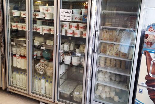 برخی لبنیات فروشی‌های سنتی از پالم استفاده می‌کنند