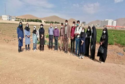 بازدید اصحاب رسانه  از مزرعه چهار هکتاری گیاهان دارویی سایت الگویی دانشگاه آزاد اسلامی شهرکرد 