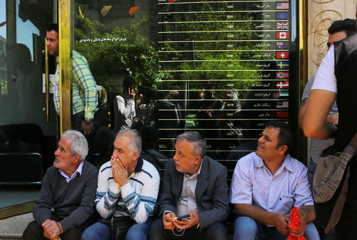 چرا مردم برای خرید ارز صف می‌کشند؟