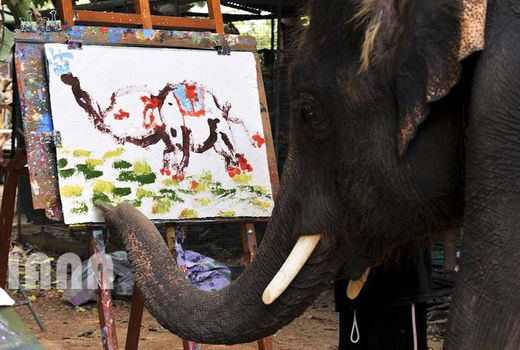 نقاشی کشیدن یک فیل در تایلند 
