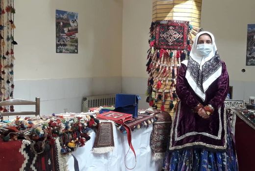 به مناسبت دهه فجر و هفته بزرگداشت مقام زن نمایشگاه صنایع دستی زنان عشایر در اداره عشایری کرمان برپا شد.