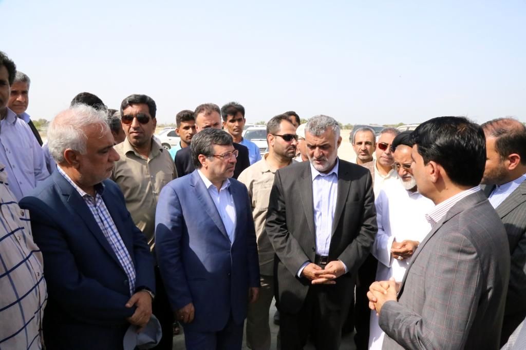 بازدید وزیر جهاد کشاورزی از کانون های آلوده به آفت ملخ صحرایی در شهرستان سیریک استان هرمزگان