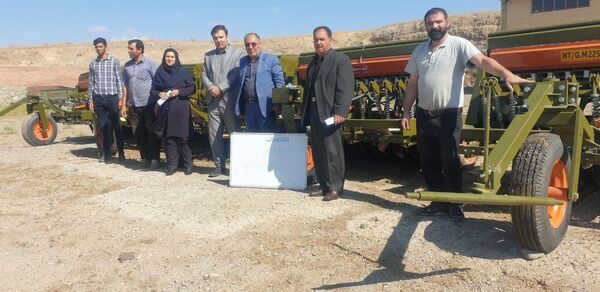 جهش در مکانیزاسیون شهرستان اهر با تحویل چهار دستگاه ردیفکار به کشاورزان