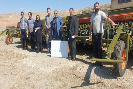 جهش در مکانیزاسیون شهرستان اهر با تحویل چهار دستگاه ردیفکار به کشاورزان