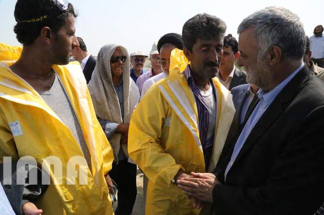 بازدید وزیر جهاد کشاورزی از کانون های آلوده به آفت ملخ صحرایی در شهرستان سیریک استان هرمزگان