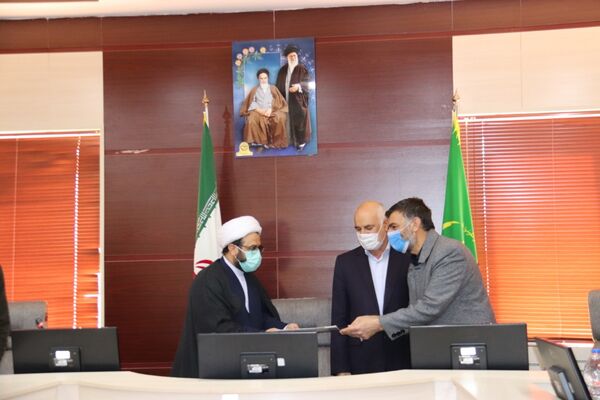 اهدا سند افتخار به رئیس سازمان جهاد کشاورزی استان سمنان