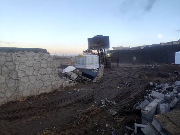 قلع و قمع ۶۱ مورد ساخت‌وساز غیرمجاز در اراضی کشاورزی باسمنج تبریز